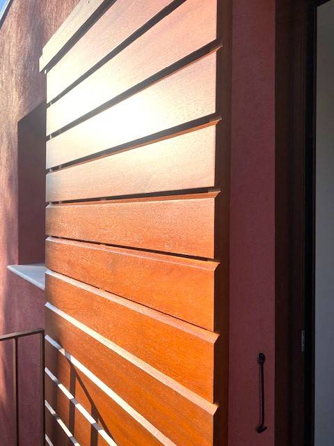 Fabrication sur mesure de volets provençaux traditionnels en bois exotique La Ciotat