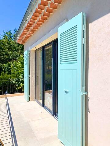 Volets persiennes pliants à lames à la française installés sur une villa près d’Antibes.