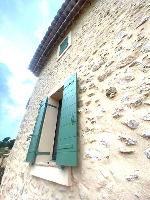Volets battants sur-mesure réalisés en bois Okoumé par des Menuiseriers Expérimentés dans les Bouches du Rhône