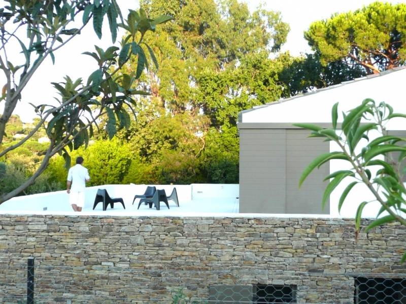 Création de volets coulissants en bois sur rails posés à Nice proche de Cagnes par Boiseries Provençales.