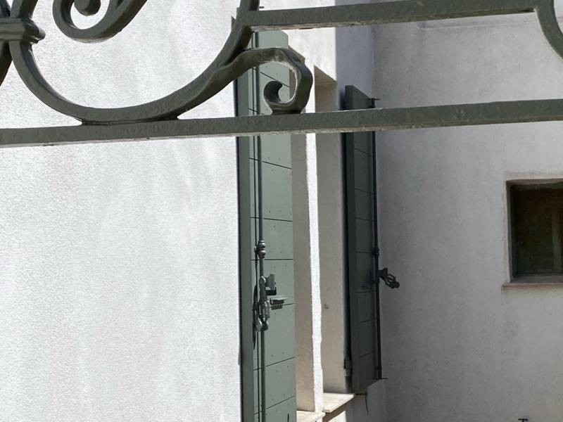 Rénovation  et remplacement de volets provençaux dans le Sud de la France ( cassis )