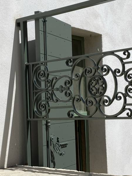 Rénovation  et remplacement de volets provençaux dans le Sud de la France ( cassis )