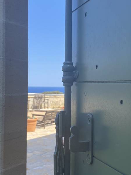 Rénovation  et remplacement de volets provençaux dans le Sud de la France ( cassis )