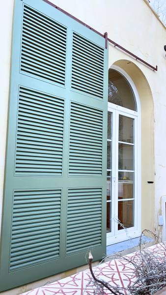 Volets persiennes à lames françaises installés sur une villa située à Marseille dans le secteur de Beaumont.