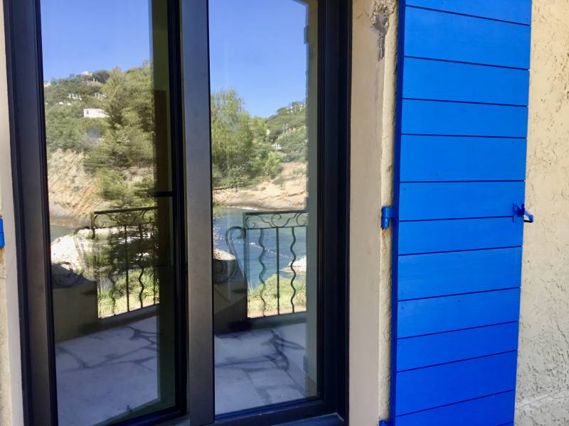Volets battants en bois exotique fabriqués à Auriol et posés à Cassis en Provence