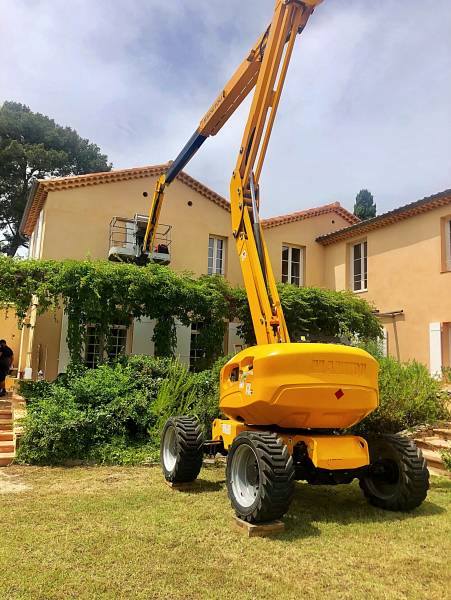 Pose de volets provençaux avec nacelle télescopique
