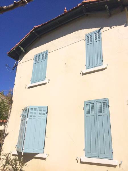volets persiennes pliants bleus sur façade claire à Aubagne