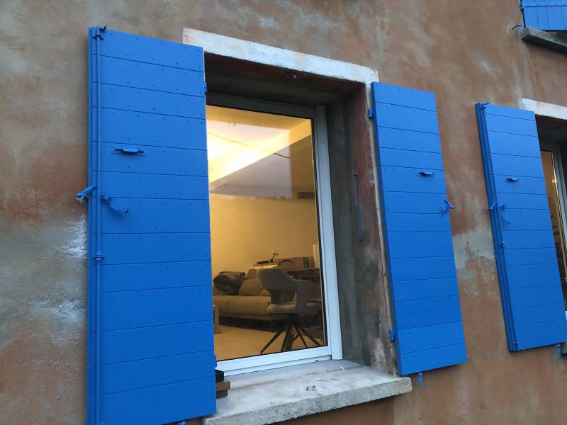 Fabrication, livraison et pose de volets à Marseille dans le Sud de la France