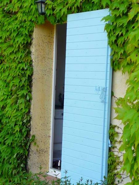 Rénovation de volets provençaux  en bois exotique dans le Sud de la France