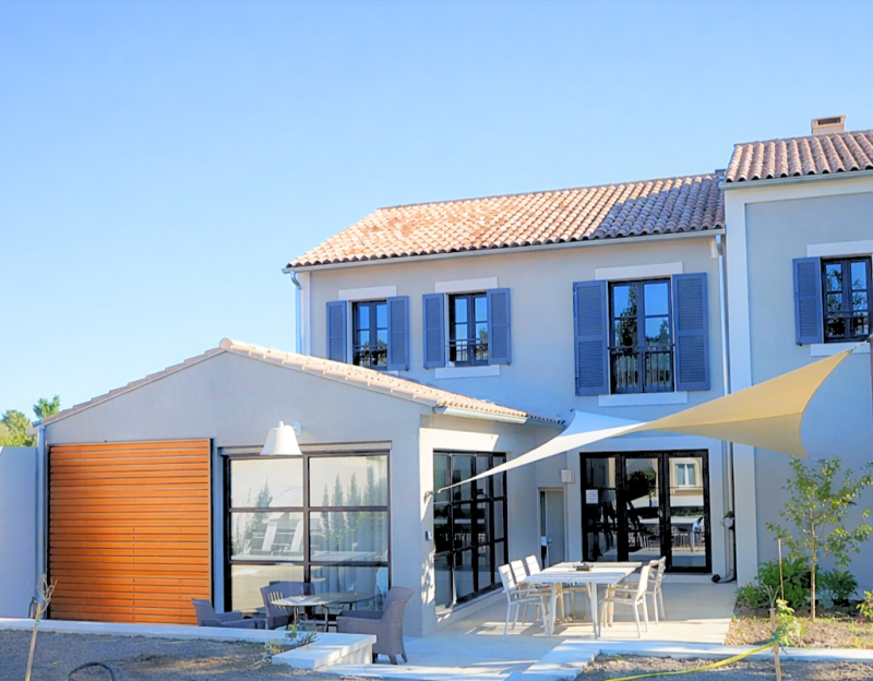 Volets coulissants à lames horizontales en bois exotique Sipo installés sur une villa contemporaine à Ollières dans le Var.
