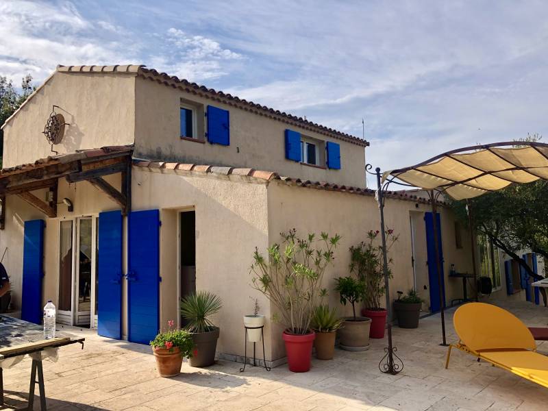 Pose de volets en bois exotique CTBX à Allauch près de Marseille