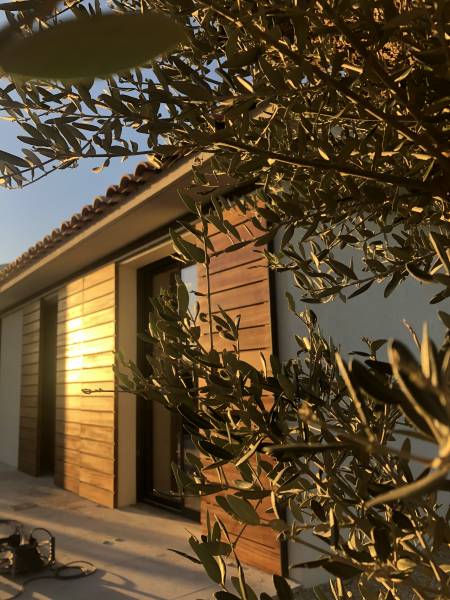 Volets coulissants livrés et posés par des menuisiers sur Lançon de Provence