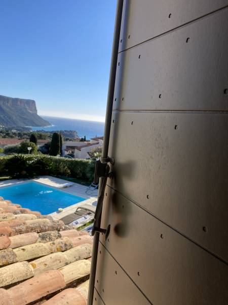 Fabrication, livraison et pose de volets provençaux à Cassis