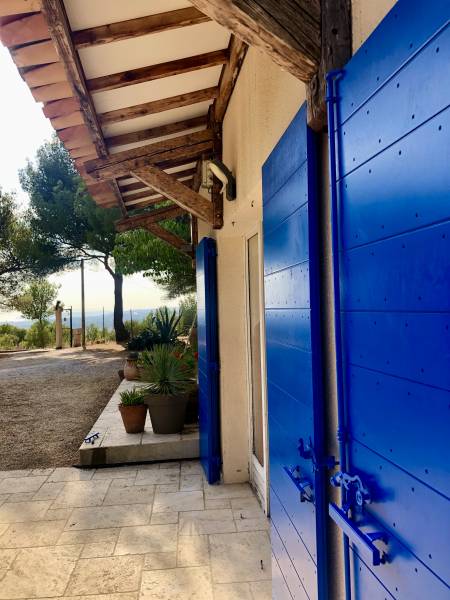 Pose de volets en bois exotique CTBX à Allauch près de Marseille
