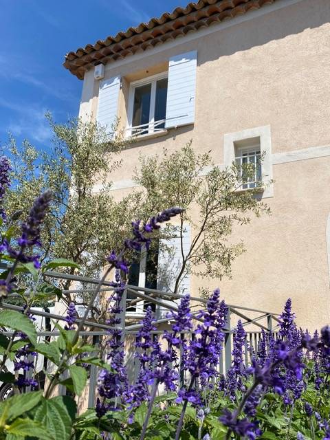 Volets CTBX Okoumé sur mesure installés sur une villa à Aubagne