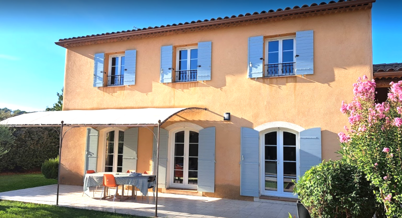 Remplacement des volets provençaux de cette villa par des volets CTBX