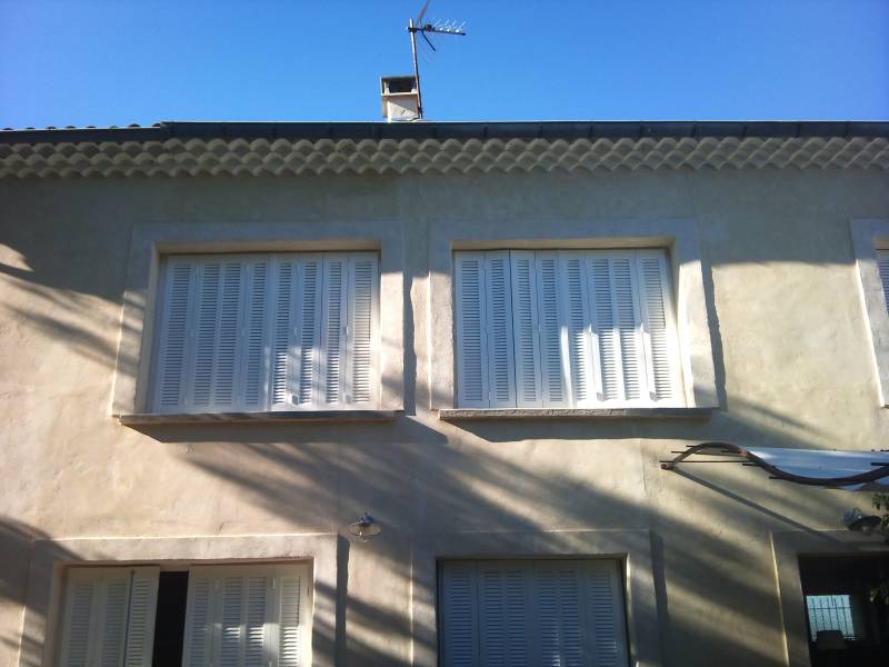 Volet battant en bois persiennés à lames à l'américaine fabriqués à Auriol près d'Aubagne