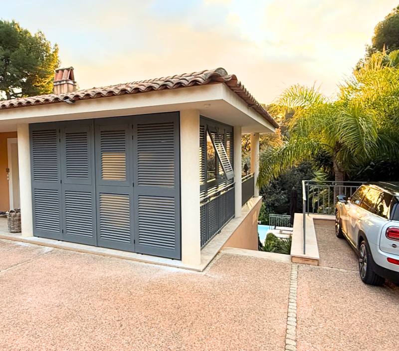 Volets persiennes à lames françaises réalisés sur mesure pour une terrasse à Cannes.