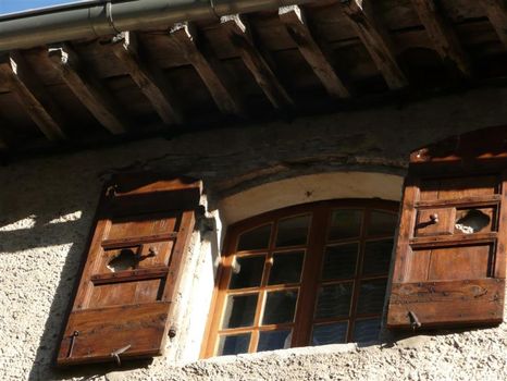Les vieux volets provençaux : histoire, charme et fabrication artisanale en Provence