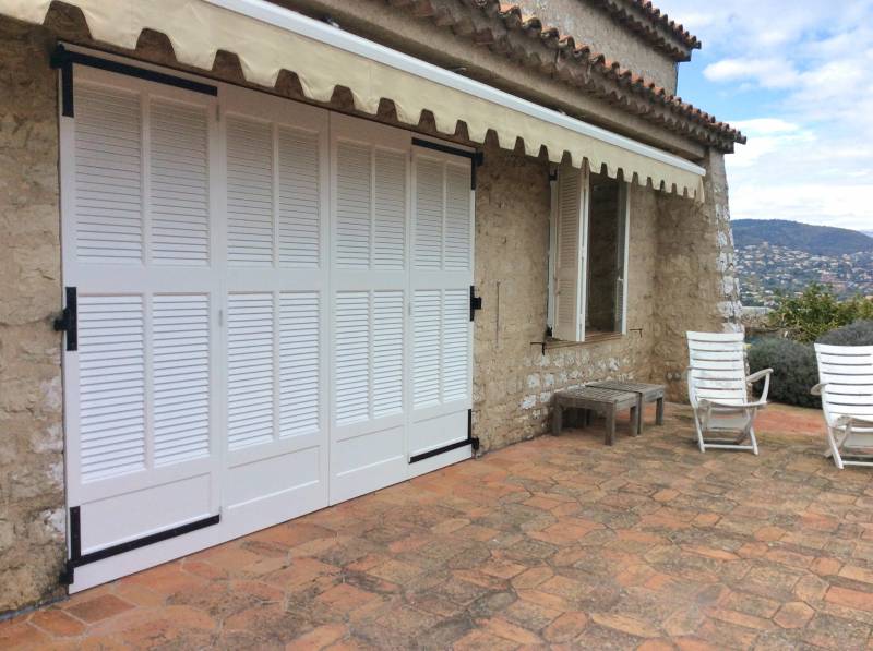 Conception de volets persiennes en bois coulissant sur Martigues