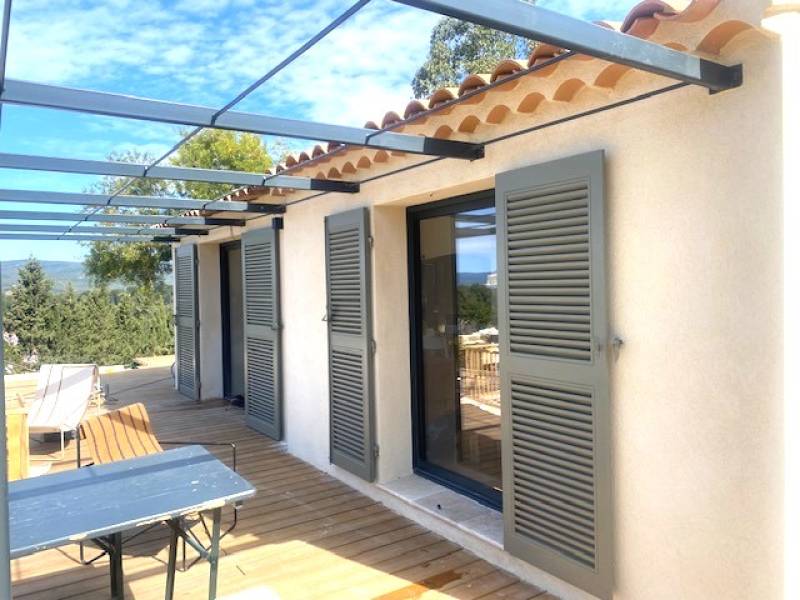 Persiennes à lames françaises en bois du nord rouge à Marseille