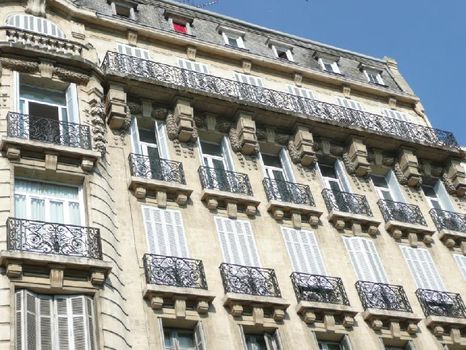 Fabricants de volets persiennes en bois à Marseille rue Paradis