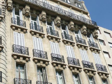 Fabricants de volets persiennes en bois à Marseille rue Paradis