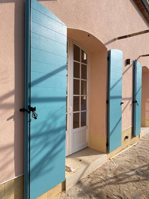 volets provençaux cintrés bleu clair sur villa à Marseille
