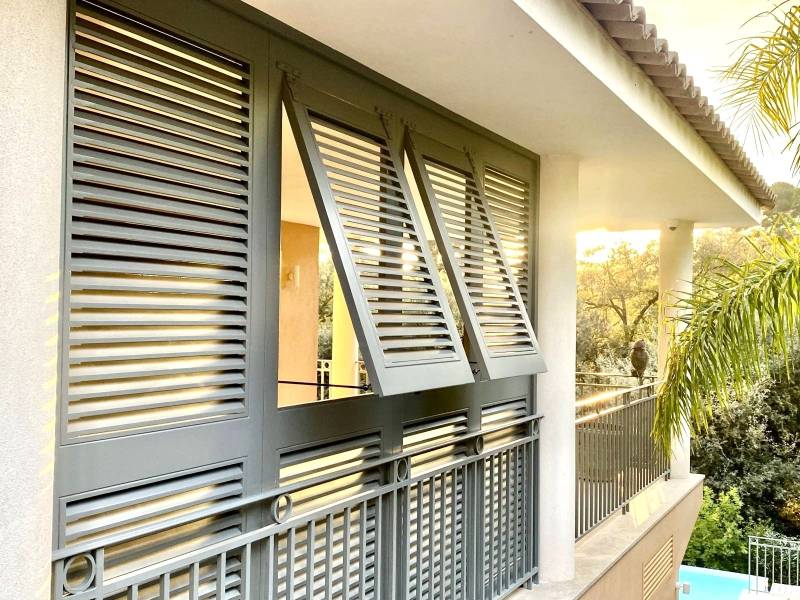 Fabrication sur-mesure de volets persiennes à lames Françaises avec cadre en bois exotique Okoumé pour villa à Antibes