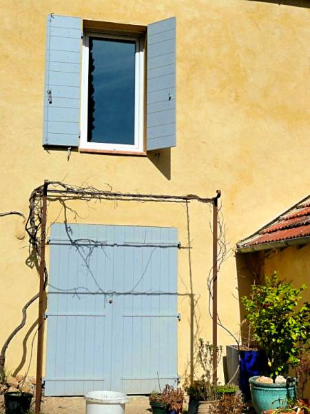 Voici des volets provençaux sur Sanary