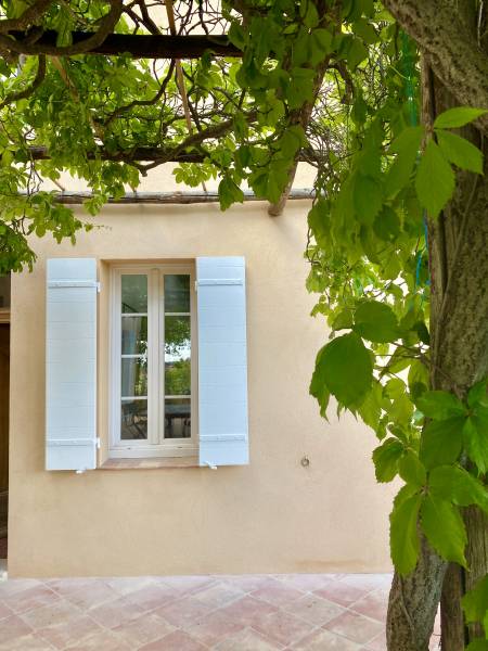 Volets en bois exotique artisanaux dans le sud de la France