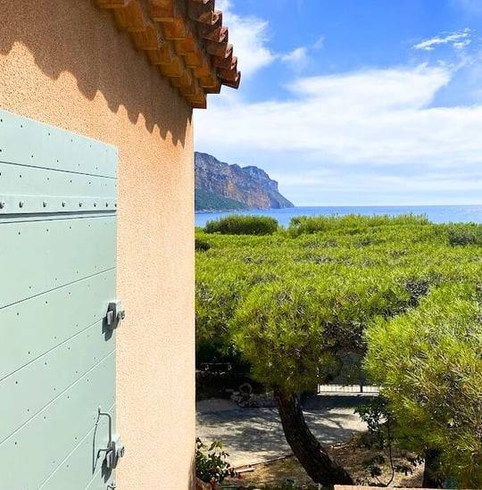 Fabrication et pose de volets provençaux en bois – Réalisations sur mesure à Cassis