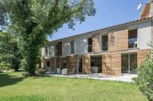 Menuisier Ebeniste fabricant de volets coulissants en bois pour villas à Auriol Boiseries Provençales
